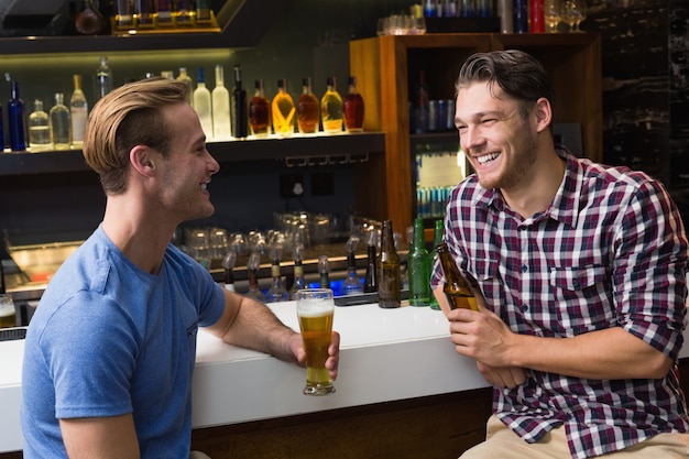 Giovani uomini che bevono birra insieme