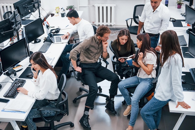 Giovani uomini d'affari che lavorano insieme nell'ufficio moderno.