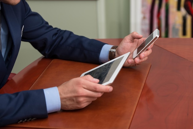 Giovani uomini d'affari che utilizzano il touchpad alla riunione