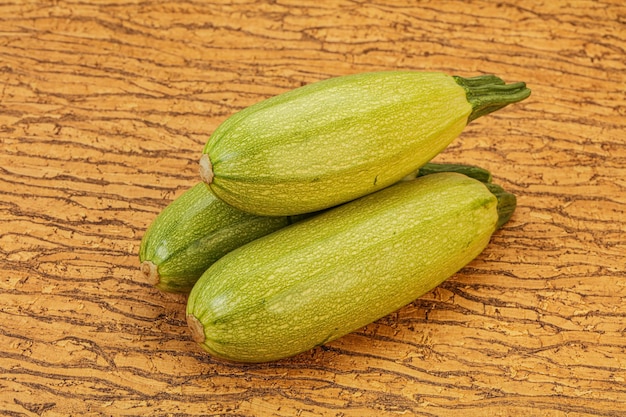 Giovani zucchine saporite a bordo