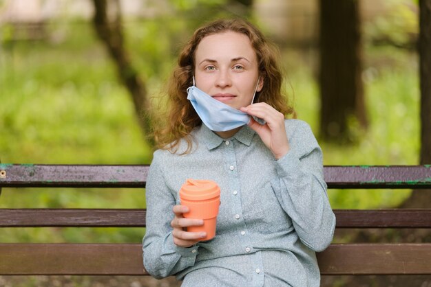 Gir indossa una maschera per il viso dopo aver bevuto il suo caffè