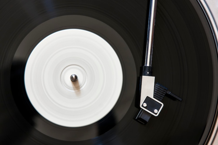Foto giradischi in vinile con disco lp rotante