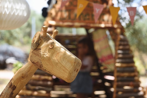 Giraffa in legno nel parco giochi per bambini