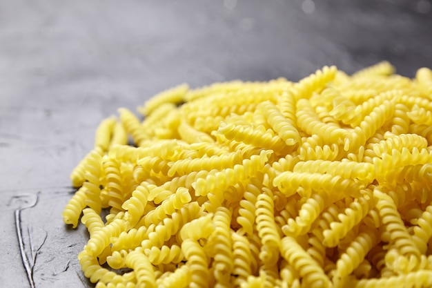 Girandole pasta italiana su tavola di pietra nera