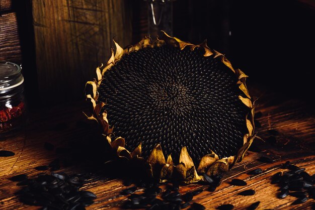 Girasole essiccato e semi tostati sul vecchio tavolo di legno