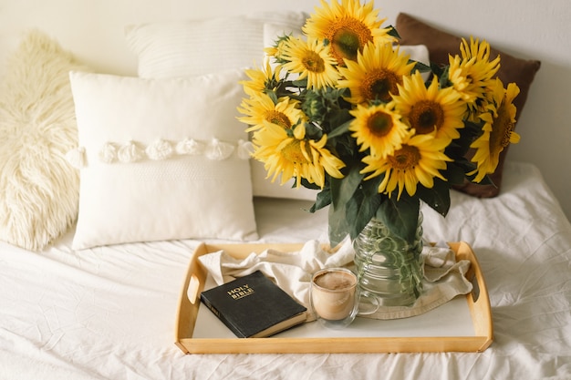 Girasoli, caffè e bibbia aperta. Leggi, riposa. Concetto di fede, spiritualità e religione