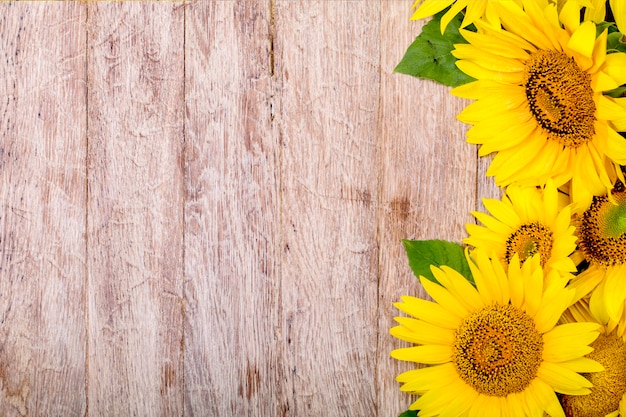 Girasoli e sulla superficie di legno