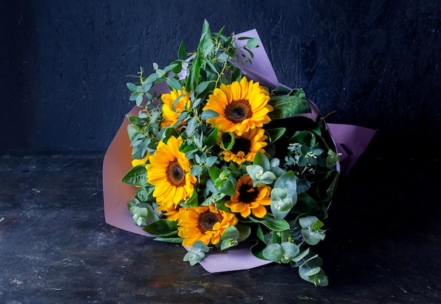 Girasoli festivi da vicino su un tavolo di legno