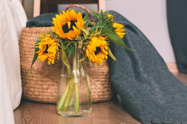 Girasoli gialli in vaso sul pavimento della stanza