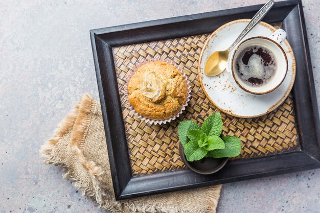 Girato con muffin e tazza di caffè