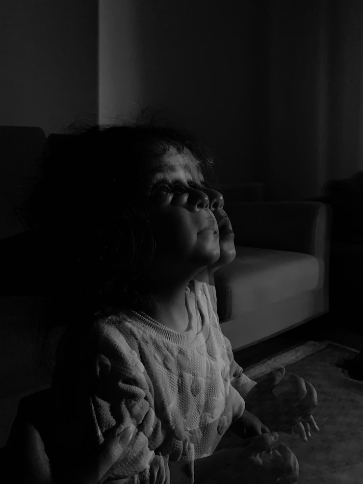 Photo girl looking away while sitting at home