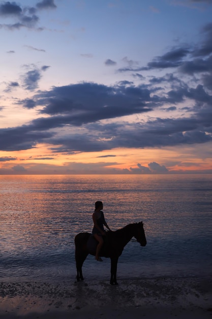 Giro a cavallo al tramonto in spiaggia