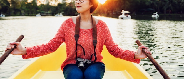 Giro asiatico della donna sul concetto della barca