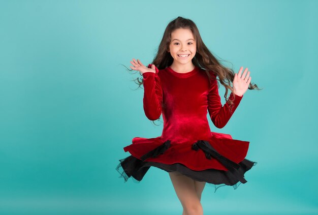 Giro del ballerino della ragazza in fondo blu del vestito rosso