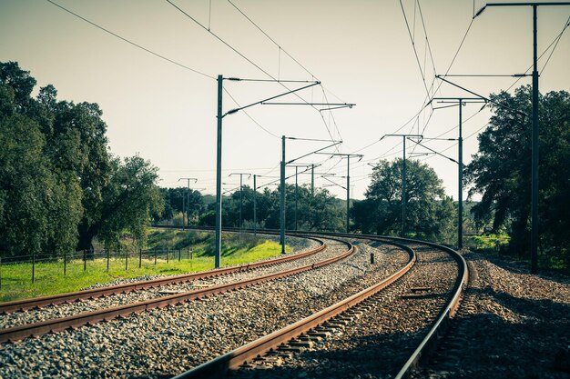 Giro di una ferrovia rurale in Portogallo Colpo orizzontale filtrato