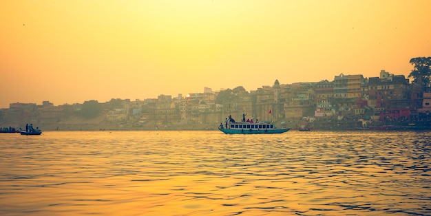 Giro in barca a Varanasi Ghat, fiume Gange, Uttar Pradesh, India