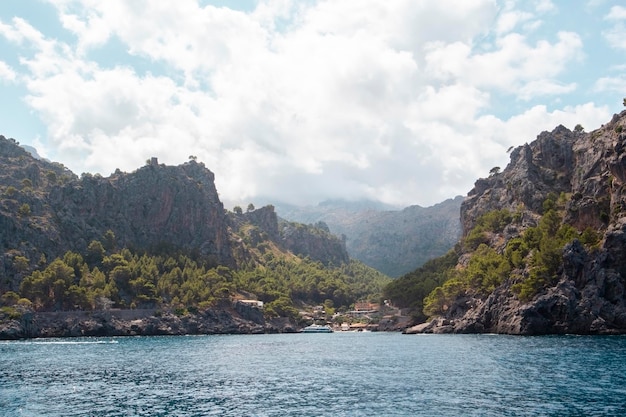 Gita in barca da Port de Soller a Sa Calobra con vista mozzafiato sulla costa rocciosa di Maiorca