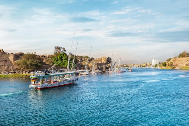Gita in barca sul Nilo ad Assuan al tramonto