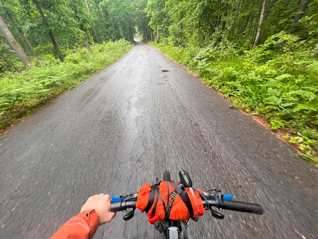 Gita in bicicletta nella foresta Viaggio in bicicletta da turismo Bike packing Viaggio di viaggio POV con borse da bicicletta Elegante abbigliamento sportivo per bici da bikepacking