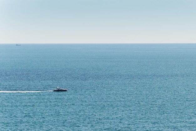 Gite in barca nel mare azzurro aperto