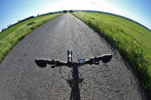 Gite in bicicletta sulla strada verso il sole