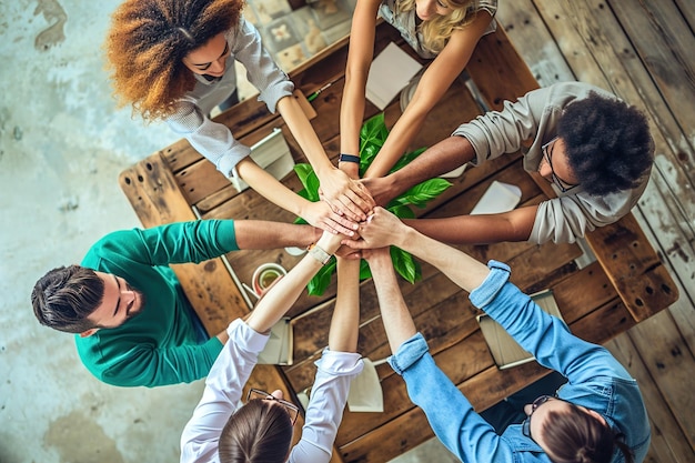 Gite o eventi di teambuilding con molte mani giunte insieme