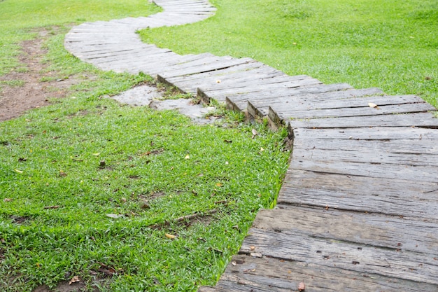 Giù per la passerella di legno.