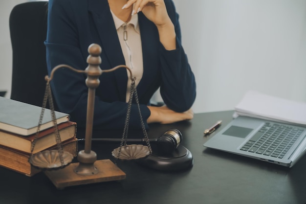Giudice Gavel con gli avvocati della Giustizia che hanno una riunione di squadra presso lo studio di avvocati Contempli di diritto e servizi legali