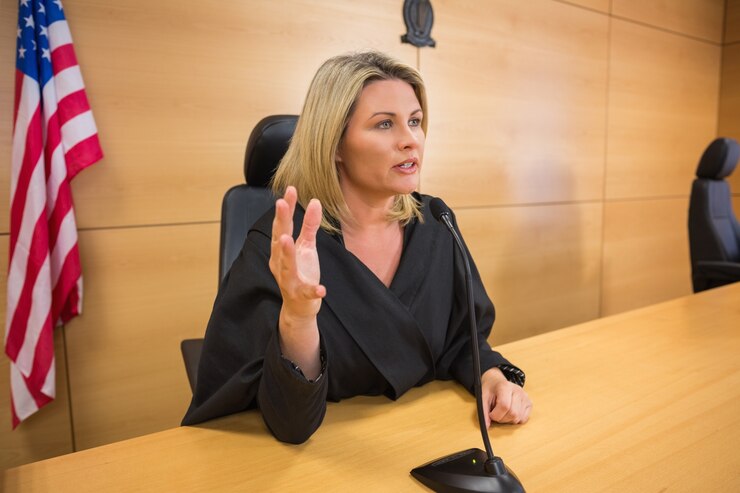 Foto giudice severo che parla alla corte