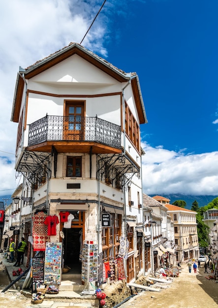 Gjirokaster Albania 7 maggio 2019 Case tradizionali nella città vecchia patrimonio mondiale dell'UNESCO in Albania