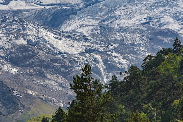 Glaciere nelle montagne dell'Ossezia del Nord Picche affilate delle montagne del Caucaso settentrionale