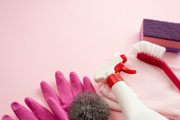 Gli accessori per la casa si trovano su una superficie piana: salvietta, spazzola per la pulizia, guanti in lattice, spray, raschietto