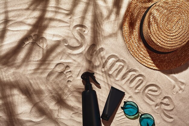 Gli accessori per le vacanze dei viaggiatori sono disposti su una vista piatta dall'alto di una spiaggia di sabbia bianca