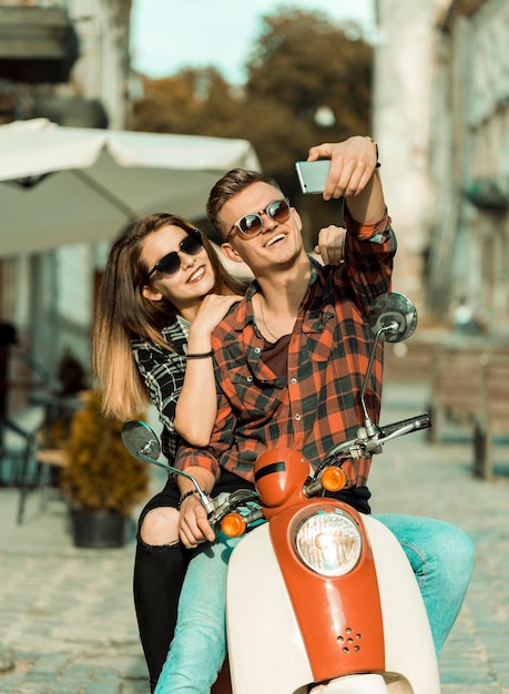 Gli adolescenti fanno selfie in moto