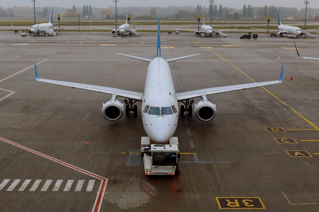 Gli aerei sono sottoposti al servizio di preflight nell&#39;aeroporto internazionale