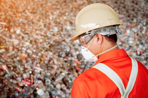 Gli agenti che si vestono bene e soddisfano gli standard di lavoro Ispezione di rifiuti di grandi dimensioni Per lo smistamento prima di essere riciclati
