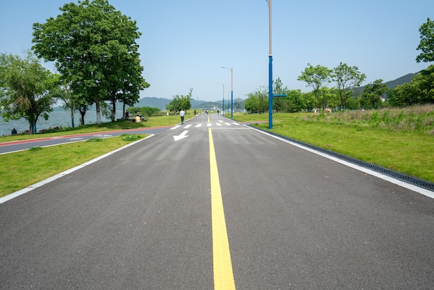 Gli alberi rigogliosi e le autostrade all'aperto