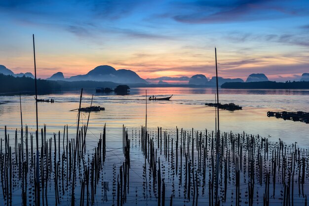 Gli allevamenti di ostriche al villaggio di pescatori a Samchong-tai, Phang Nga, Thailandia