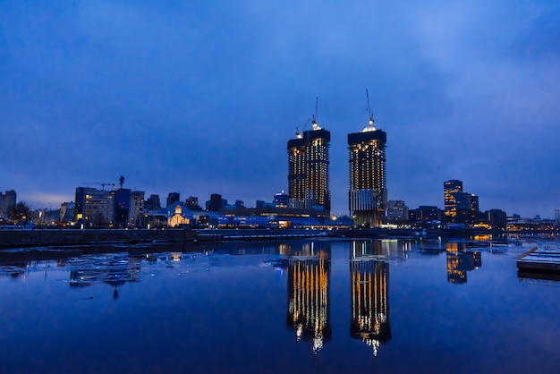 Gli alti grattacieli a Mosca si riflettono nell'acqua di notte