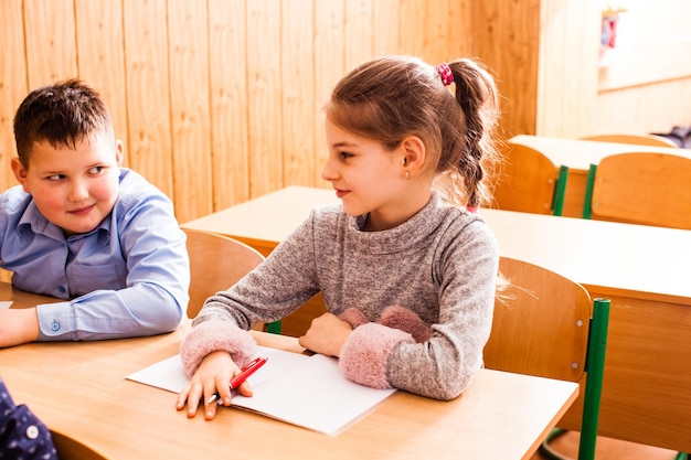 Gli alunni acquisiscono nuove conoscenze a scuola divertendosi