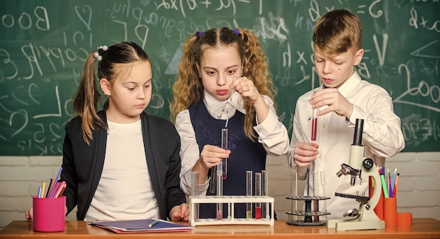 Gli alunni studiano chimica a scuola I bambini si divertono con l'esperimento chimico La sostanza chimica si dissolve in un'altra Esplorare è così eccitante La reazione chimica si verifica quando la sostanza si trasforma in nuove sostanze