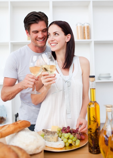 Gli amanti brindando con vino e cucina