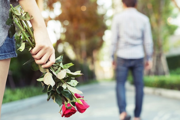 Gli amanti regalano rose rosse il giorno di San Valentino