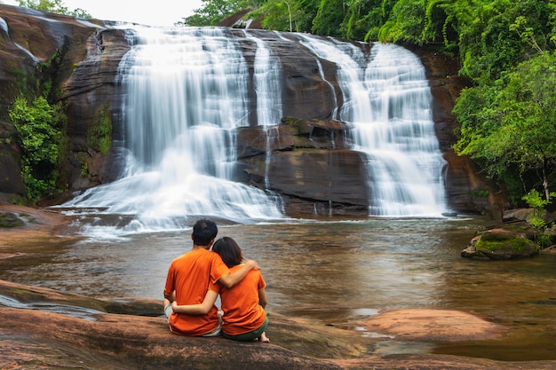 Gli amanti sono felici nella cascata Jet-Sri, Bella cascata nella provincia di Bung-Kan, ThaiLand.