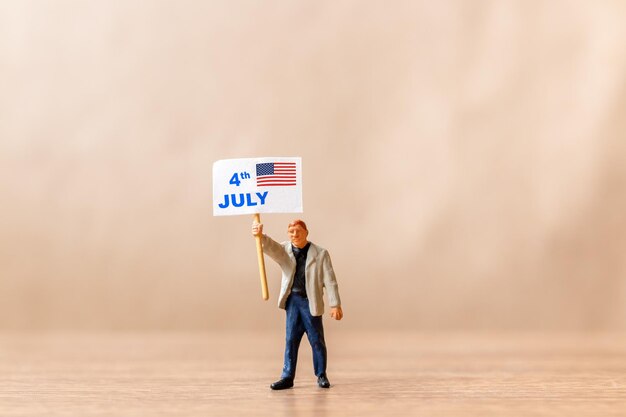 Gli americani alzano bandiere per celebrare il 4 luglio e il Giorno dell'Indipendenza