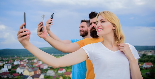 Gli amici che si divertono sul tetto prendono il selfie Concetto di felicità an