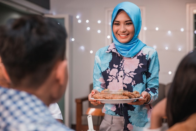 Gli amici che si riuniscono apprezzano il pasto iftar