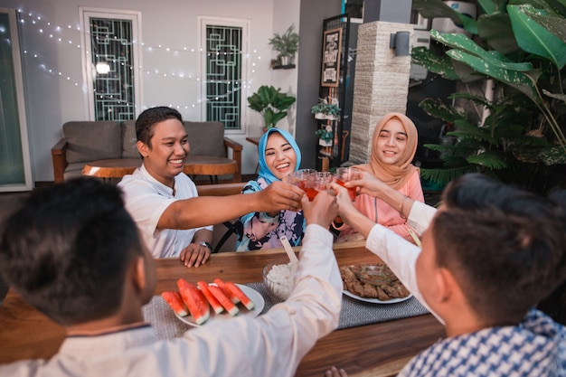 Gli amici che si riuniscono apprezzano il pasto iftar