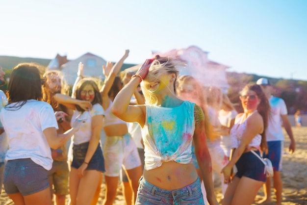 Gli amici degli adolescenti si divertono al festival holi Beach Party Celebrando la tradizionale vacanza primaverile indiana