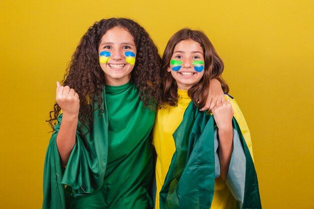 Gli amici esultano dai tifosi di calcio brasiliani che gridano di sì alla festa e celebrano le Olimpiadi della Coppa del Mondo